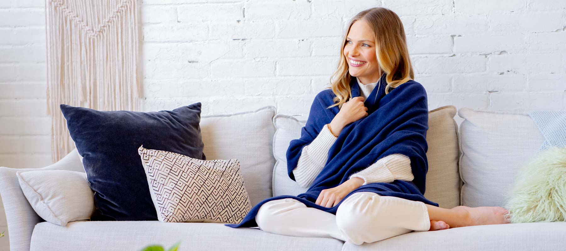 Alpine-Cashmere-Chunky-Travel-Wrap-in-Navy